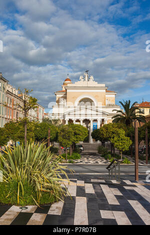 Frankreich, schöne Stadt, Eglise Saint Jean-Baptiste-le-Pont Kirche und Park, Esplanade de la Bourgada, Provence-Alpes-Côte d'Azur Stockfoto