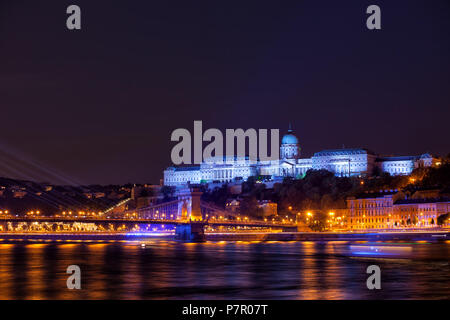 Die Stadt Budapest in Ungarn, Budaer Burg bei Nacht beleuchtet, Blick über die Donau Stockfoto