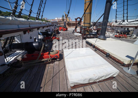 Fragata D. Fernando II e Gloria Schiff Upper Deck, 50 gun Fregatte der Portugiesischen Marine in Cacilhas, Almada, Portugal, 19. Jahrhundert segeln Kriegsschiff mus Stockfoto