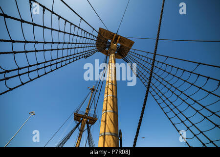 Fragata D. Fernando II e Gloria Schiff, Mast stehend Rigg Wanten gegen den klaren blauen Himmel, fregatte der Portugiesischen Marine in Cacilhas, Almada, Portug Stockfoto