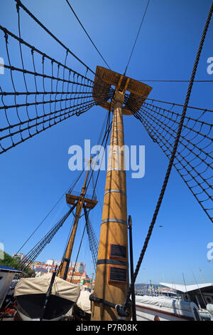 Fragata D. Fernando II e Gloria Schiff, Mast stehend Rigg Wanten gegen den klaren blauen Himmel, fregatte der Portugiesischen Marine in Cacilhas, Almada, Portug Stockfoto