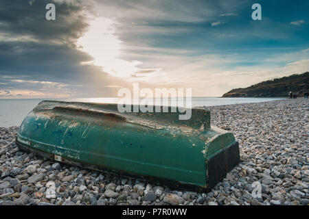 Umgedrehten Boot auf Monmouth Beach in Lyme Regis, Dorset, Großbritannien Stockfoto