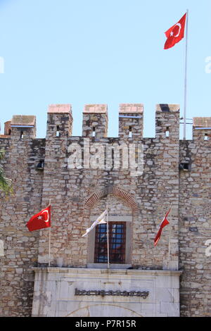 Byzantinische Festung (Karawanserei) am Eingang des Hafens und der Hafen von Kusadasi, Provinz Aydin, Türkei, PETER GRANT gebaut Stockfoto