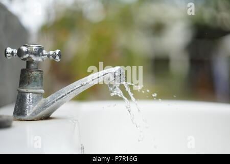 Chrom Wasserhahn mit Griff Stockfoto