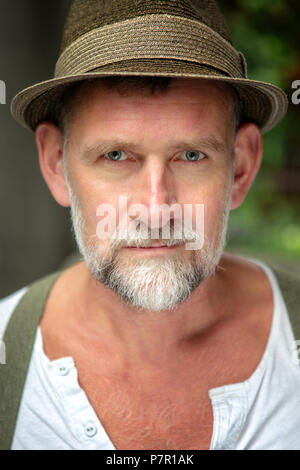 Portrait von Stattlichen kaukasischen bärtigen Mann mit Hut in seinem 50s Stockfoto