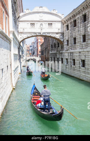 Gondeln vorbei unter der Seufzerbrücke oder Ponte dei Sospiri San Marco, Venedig, Venetien, Italien Anschließen der neuen Gefängnis mit der Abfrage roo Stockfoto