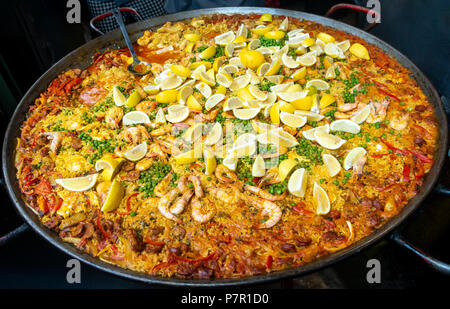 Huhn, Meeresfrüchten und Chorizo Paella als Straße Essen in Borough Markt, Southwark, London, England, UK gekocht Stockfoto