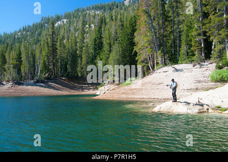 Viele der kleinen Seen in den Mammoth Lakes Region bieten ausgezeichnete Angelmöglichkeiten für bunte Bachforelle als dieses Handbuch zeigt. Stockfoto