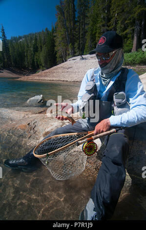 Viele der kleinen Seen in den Mammoth Lakes Region bieten ausgezeichnete Angelmöglichkeiten für bunte Bachforelle als dieses Handbuch zeigt. Stockfoto