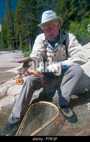 Viele der kleinen Seen in den Mammoth Lakes Region bieten ausgezeichnete Angelmöglichkeiten für bunte Bach (und/oder Rainbow und braun) Forelle. Stockfoto