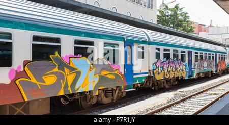 Trainieren in hellen Graffiti auf dem Schlitten Exterieur im Bahnhof Santa Lucia, Venedig, Italien, lackiert Stockfoto