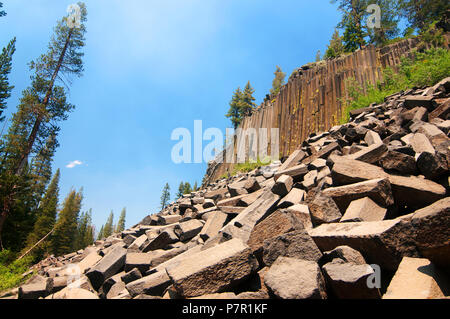 Devils Postpile National Monument ist eine der Hauptattraktionen in den Mammoth Lakes area. Sie ist einzigartig. Stockfoto