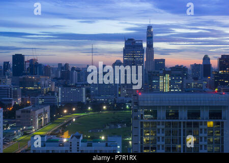 Bangkok, Thailand - Nov 3 2018: Bangkok Nacht zu Tag Szene aus Höhe View Point (in der Nähe von Si-LOM-Kreuzung) Stockfoto