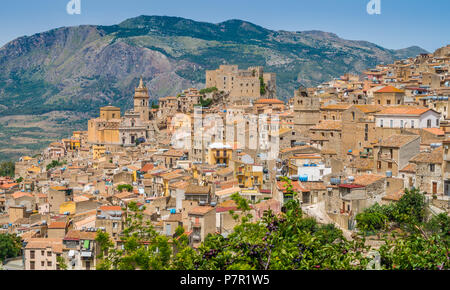 Panoramablick von Caccamo, wunderschöne Stadt in der Provinz Palermo, Sizilien. Stockfoto