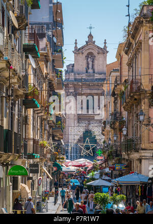 Die malerische Via Pacini in Catania, mit dem Heiligtum der Madonna del Carmine im Hintergrund. Stockfoto