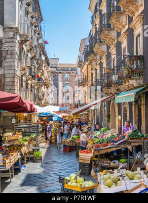 Der malerische Markt von Catania an einem sonnigen Sommertag. Sizilien, Süditalien. Stockfoto