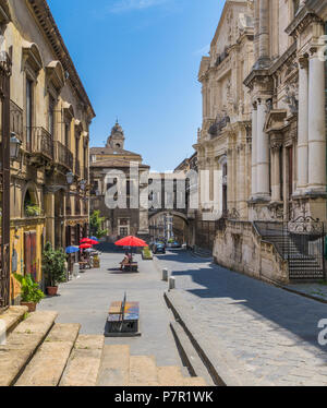 Die malerische Via Crociferi in Catania an einem sonnigen Sommertag, Sizilien, Süditalien. Stockfoto