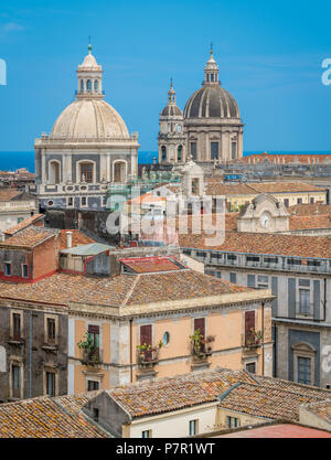 Rooftop View in Catania, mit der Kuppel der Kirche der Badia di Sant' Agata und die Sant'Agata Kathedrale. Sizilien Stockfoto