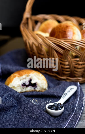 Hefe hausgemachten Brötchen mit Blaubeeren auf Denim Serviette Stockfoto