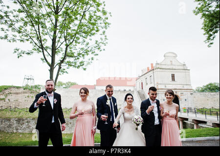 Brautpaar Und Trauzeugen Mit Brautjungfern Trinken Champagner In Den Park Stockfotografie Alamy