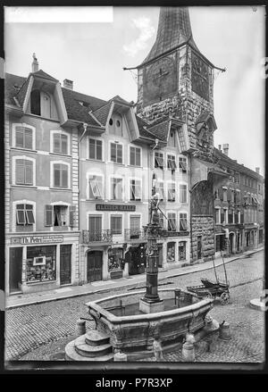 Solothurn, Fischbrunnen, Vue d'ensemble; Vue d'ensemble de la Fontaine de St-Ours aussi nommée Fischbrunnen située sur la Place du Marché près de la Tour de l'Horloge. 1901 82 CH-NB-Solothurn, Fischbrunnen, Vue d'ensemble - Sammlung Max Van Berchem - EAD-6930 Stockfoto