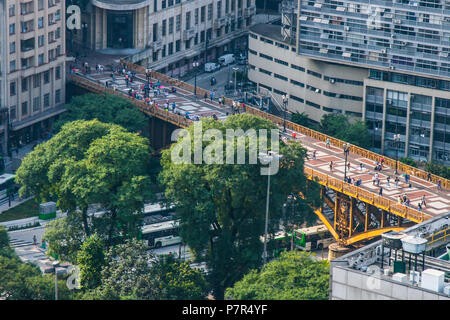 Golden metallische Brücke von der Sonne Licht in der Innenstadt von beleuchtet Stockfoto