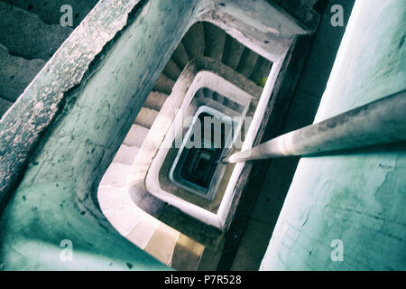 Beängstigend konkrete Treppen in einem zerstörten Gebäude. Stockfoto