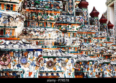 Die reich verzierten Details der Wat Arun auf dem choa Phraya. Bangkok, Thailand. Stockfoto