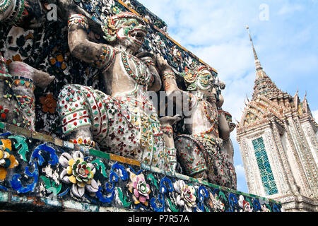 Die dekorative Fassade des Wat Arun auf dem choa Phraya. Bangkok, Thailand. Stockfoto