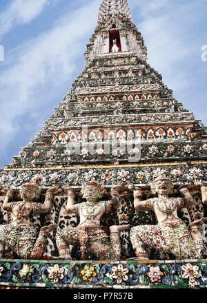 Die verzierte Fassade des Wat Arun auf dem choa Phraya. Bangkok, Thailand. Stockfoto