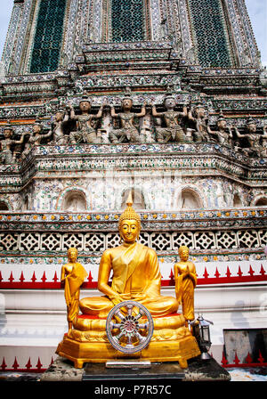 Einen goldenen Buddha ziert das Äußere des Wat Arun auf dem choa Phraya. Bangkok, Thailand. Stockfoto