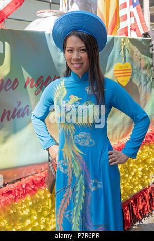 Stellen Porträt eines hübschen Vietnamesischen amerikanische Frau bei der Vietnamesischen Amerikanischen kulturellen Parade in New York City. Stockfoto