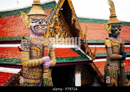 Statuen verscheuchen Dämonen im Grand Palace Complex. Bangkok, Thailand. Stockfoto