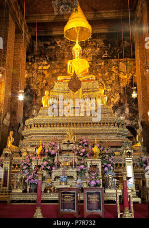 Die alter und Buddha in einem der Tempel von Wat Pho, ein buddhistischer Tempel in Phra Nakhon district, Bangkok, Thailand. Auch als Tempel der Bekannt Stockfoto