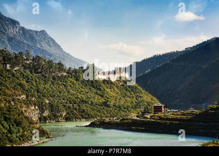 Die wangdue Phodrang Dzong (Festung) 1638 erbaut auf dem Pana Tsang Chhu (Fluss). Feuer zerstört die meisten der Dzong in 2012. Bhutan. Stockfoto