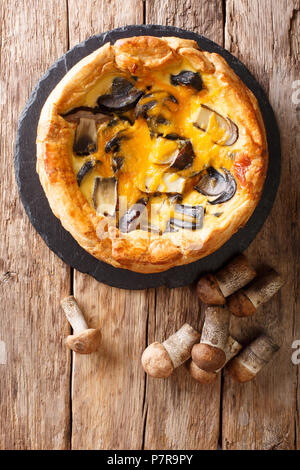 Chicago Stil Pizza mit Waldpilzen, Cheddar Käse, Huhn und Creme close-up auf den Tisch. Vertikal oben Ansicht von oben Stockfoto