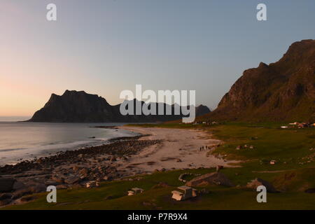 Norwegen, Lofoten, Leknes, Uttakleiv, Küste, Felsküste, Sandbaai, Fontäne, Gischt, Abend, Dämmerung, Nacht, Abenddämmerung, Weg, Strang, dem Strand, ICH Stockfoto