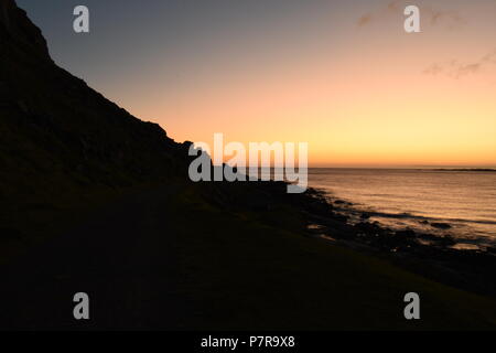 Norwegen, Lofoten, Leknes, Uttakleiv, Küste, Felsküste, Sandbaai, Fontäne, Gischt, Abend, Dämmerung, Nacht, Abenddämmerung, Weg, Strang, dem Strand, ICH Stockfoto