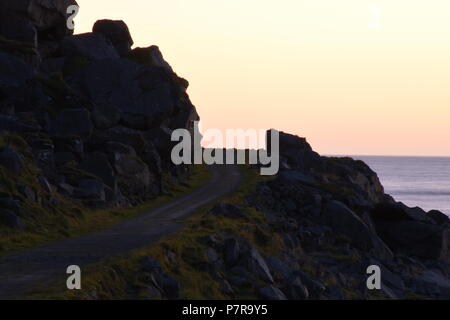 Norwegen, Lofoten, Leknes, Uttakleiv, Küste, Felsküste, Sandbaai, Fontäne, Gischt, Abend, Dämmerung, Nacht, Abenddämmerung, Weg, Strang, dem Strand, ICH Stockfoto