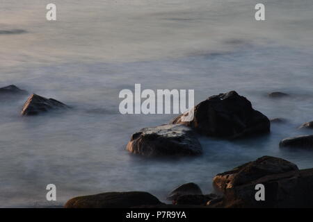 Norwegen, Lofoten, Leknes, Uttakleiv, Küste, Felsküste, Sandbaai, Fontäne, Gischt, Abend, Dämmerung, Nacht, Abenddämmerung, Weg, Strang, dem Strand, ICH Stockfoto