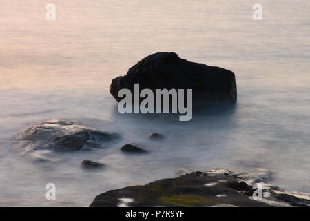 Norwegen, Lofoten, Leknes, Uttakleiv, Küste, Felsküste, Sandbaai, Fontäne, Gischt, Abend, Dämmerung, Nacht, Abenddämmerung, Weg, Strang, dem Strand, ICH Stockfoto