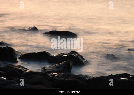 Norwegen, Lofoten, Leknes, Uttakleiv, Küste, Felsküste, Sandbaai, Fontäne, Gischt, Abend, Dämmerung, Nacht, Abenddämmerung, Weg, Strang, dem Strand, ICH Stockfoto