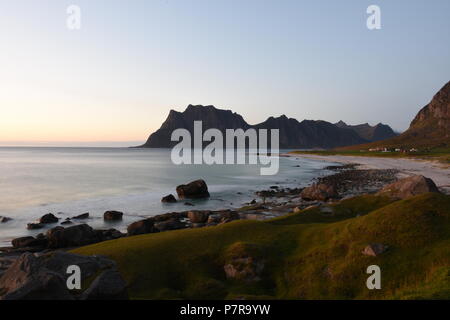 Norwegen, Lofoten, Leknes, Uttakleiv, Küste, Felsküste, Sandbaai, Fontäne, Gischt, Abend, Dämmerung, Nacht, Abenddämmerung, Weg, Strang, dem Strand, ICH Stockfoto