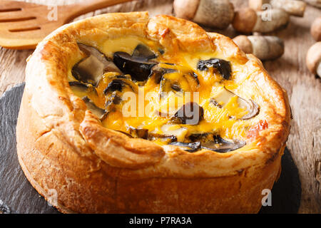 Chicago Stil Pizza mit Waldpilzen, Cheddar Käse, Huhn und Creme close-up auf dem Tisch. Horizontale Stockfoto