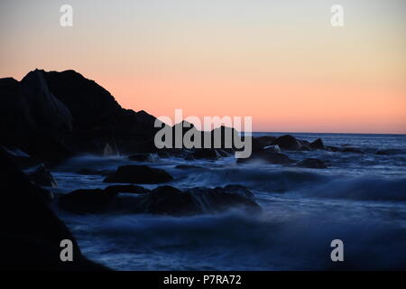 Norwegen, Lofoten, Leknes, Uttakleiv, Küste, Felsküste, Sandbaai, Fontäne, Gischt, Abend, Dämmerung, Nacht, Abenddämmerung, Weg, Strang, dem Strand, ICH Stockfoto