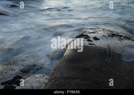 Norwegen, Lofoten, Leknes, Uttakleiv, Küste, Felsküste, Sandbaai, Fontäne, Gischt, Abend, Dämmerung, Nacht, Abenddämmerung, Weg, Strang, dem Strand, ICH Stockfoto