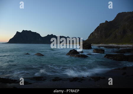 Norwegen, Lofoten, Leknes, Uttakleiv, Küste, Felsküste, Sandbaai, Fontäne, Gischt, Abend, Dämmerung, Nacht, Abenddämmerung, Weg, Strang, dem Strand, ICH Stockfoto