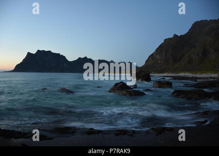 Norwegen, Lofoten, Leknes, Uttakleiv, Küste, Felsküste, Sandbaai, Fontäne, Gischt, Abend, Dämmerung, Nacht, Abenddämmerung, Weg, Strang, dem Strand, ICH Stockfoto