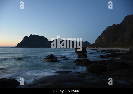 Norwegen, Lofoten, Leknes, Uttakleiv, Küste, Felsküste, Sandbaai, Fontäne, Gischt, Abend, Dämmerung, Nacht, Abenddämmerung, Weg, Strang, dem Strand, ICH Stockfoto