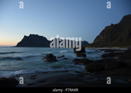 Norwegen, Lofoten, Leknes, Uttakleiv, Küste, Felsküste, Sandbaai, Fontäne, Gischt, Abend, Dämmerung, Nacht, Abenddämmerung, Weg, Strang, dem Strand, ICH Stockfoto